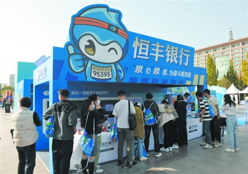 在泉城广场马博会现场,参赛选手在盖纪念章
